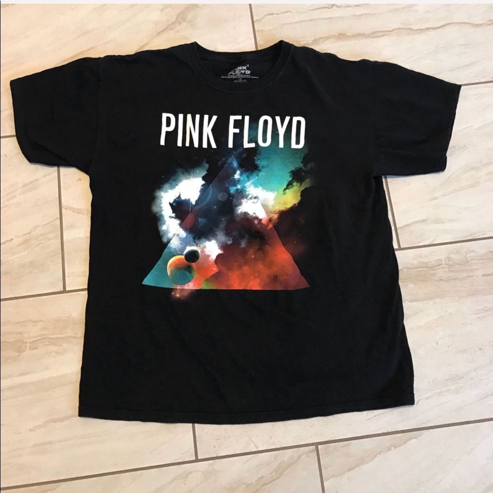 Men Pink Floyd T shirt.